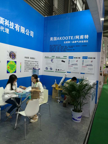 工作人員為觀展介紹產(chǎn)品